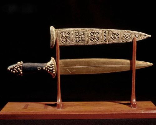art-of-swords:Sumerian DaggerDated: 2600 - 2400 BCA dagger and sheath from the Royal Cemetery at Ur.