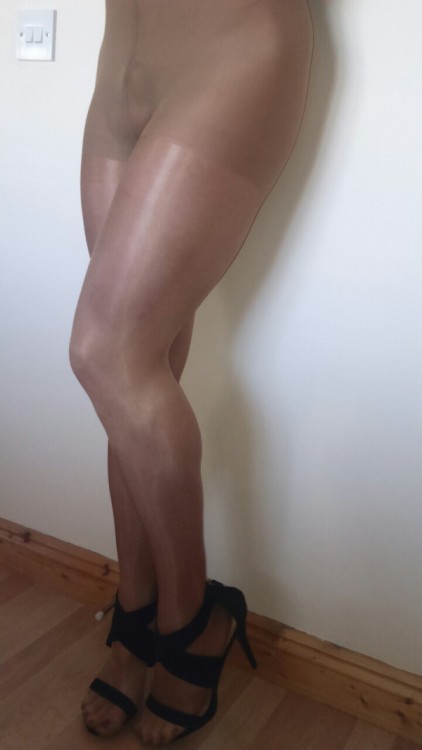 tightph:pantyhoselover890:Against the wall Waiting StunningReally?? Wow…im flattered tnx