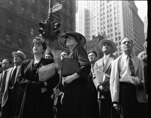 newyorkthegoldenage:A crowd watching the “Zipper” (news line) on the Times building at Times Square 