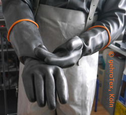 gehrotex:  Nice and horny heavy rubber gloves :-)