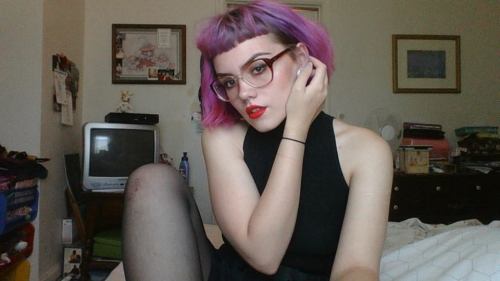 e-brat:i was tagged by @hardcorism to do the six selfies thing but i couldnt decide on just six so h