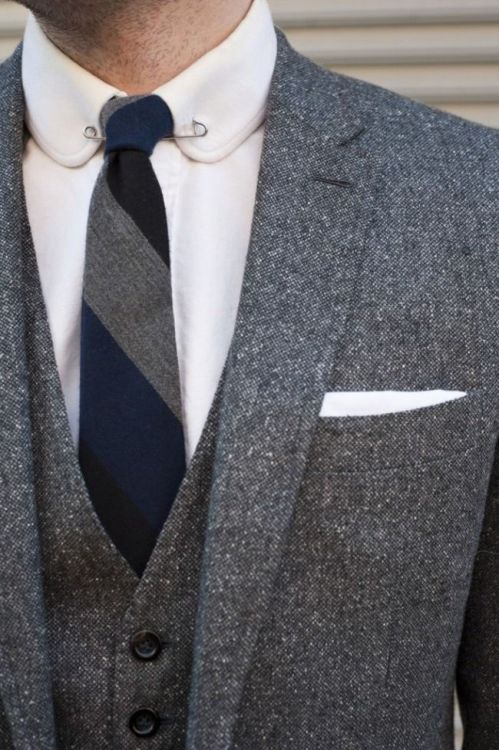 Skinny tie with pin