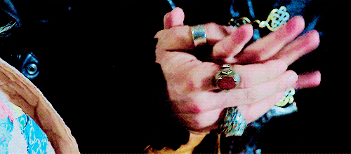 lovewithyouihaveeverything:Captain Swan + hands close up, a development 