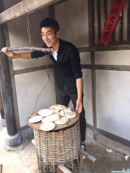mantop10691:  假女號釣到的是個身高有185公分笑容很親切還有17公分大屌的西裝直男帥哥還有雙性感的多毛小腿….