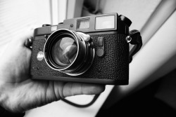 whymyeye:  One of the last Leica M4-P’s, assembled in Wetzlar, with Leica M6 Windows and Single Sync Posts + a mint Leitz Summitar f2/5cm. Rock N Roll. :) 