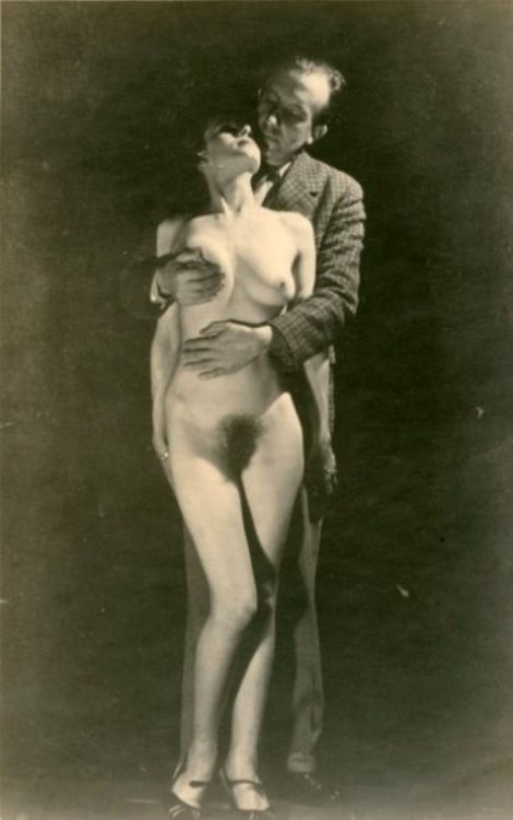 Photographe inconnu. Homme enlaçant une femme nue, 1942 