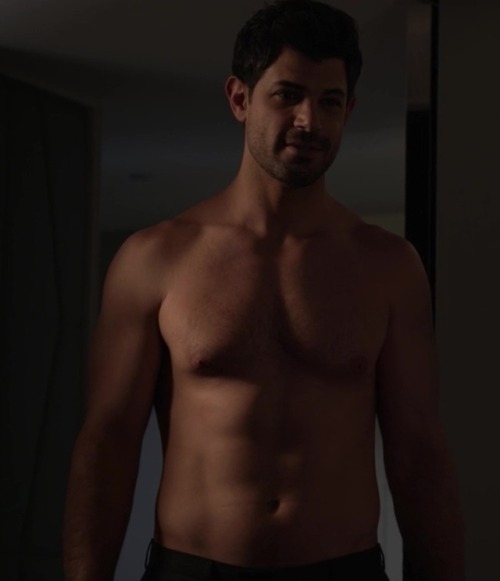 hotashellcelebmen: More here : https://auscaps.me/2017/04/12/damon-dayoub-shirtless-in-grace-and-frankie-3-05-the-gun/ 