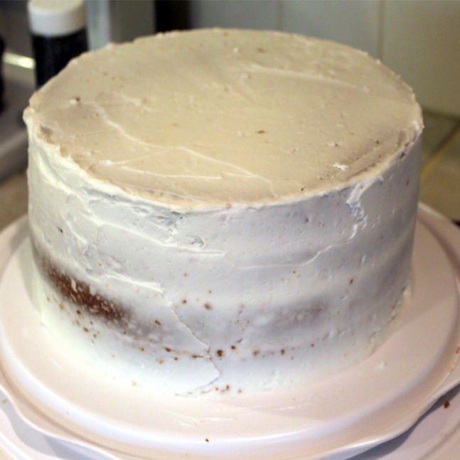 foodffs:  THE VERY VANILLA CAKE [HOW TO COVER A CAKE IN FONDANT] Really nice recipes.