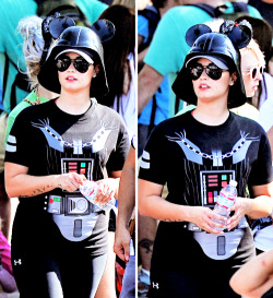 neverbreaks:  8/20/2014 - Demi Lovato celebrates her 22nd birthday at Disneyland 