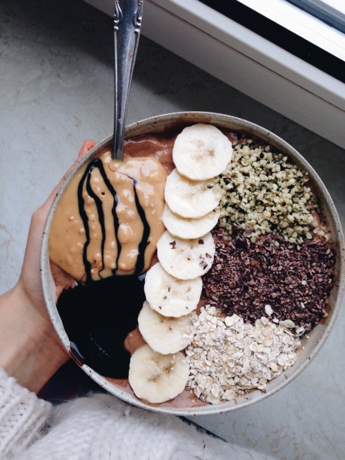 aspoonfuloflissi:Chocolate nice cream topped with oats, cacao nibs, hemp seeds, banana, molasses and