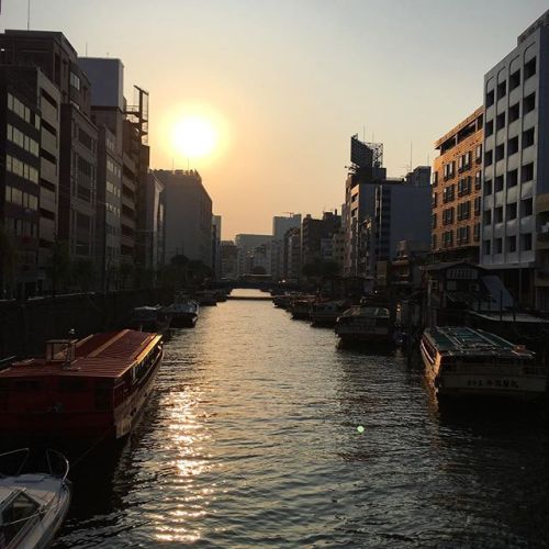 柳橋　日没の運河と屋形船