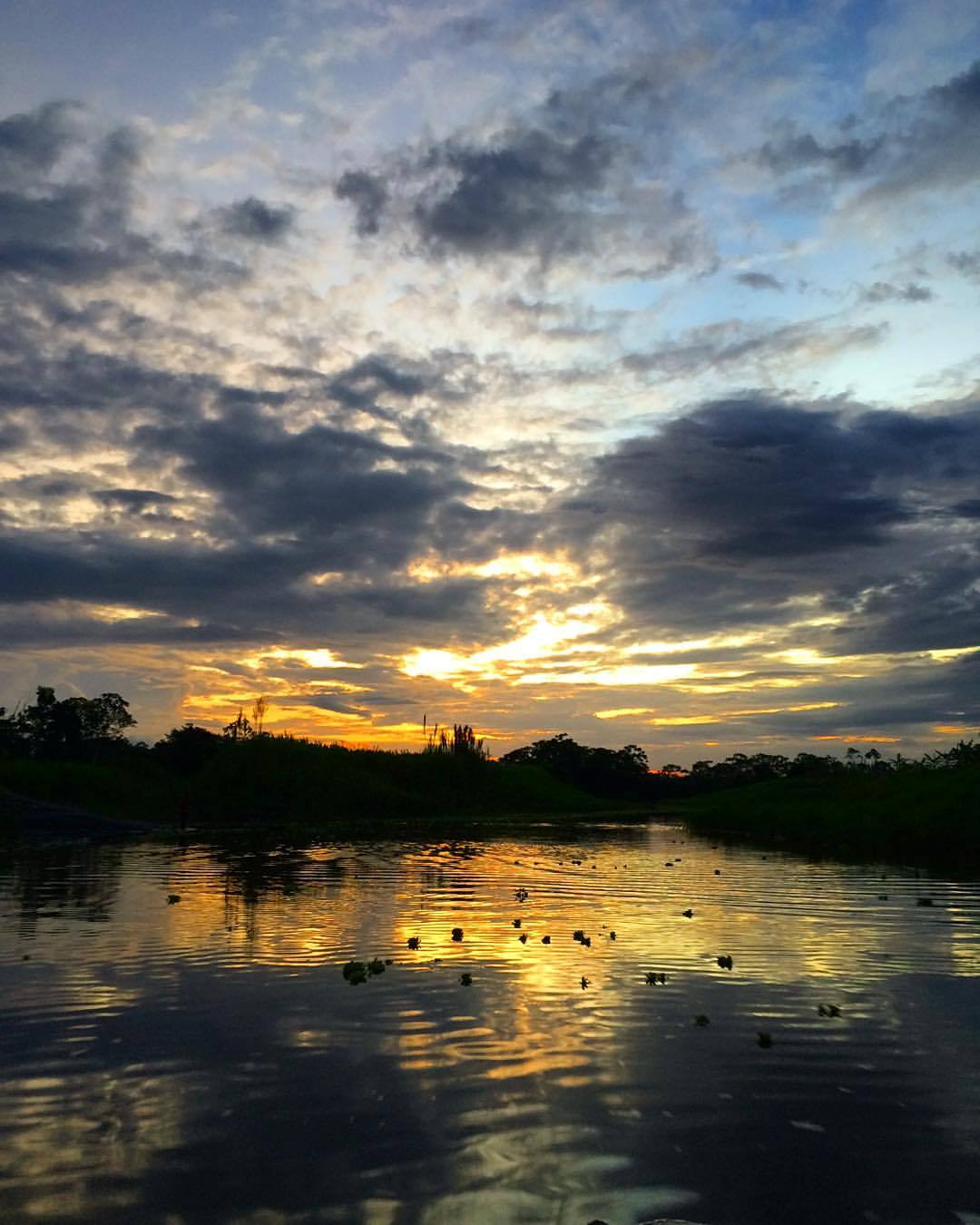 yukoshimizu:  Sunset on the Amazon River #amazon #peru  (at Tamshiyacu _ Río Amazonas)