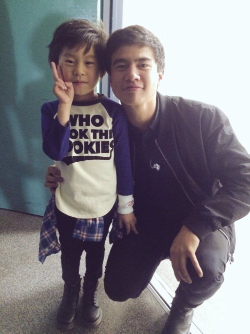 hotdamn5sos:@Calum5SOS: This little guy played me in MINISOS. He also gave me this note. What a dude