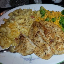 #foodporn #finishedproduct #homemade #macaronicheese with #bacon #streamed #broccoli &amp; #Cheddar and #chicken #sauteed in bacon fat &hellip;..damn, ya boy can cook