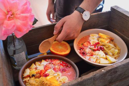 Two bright strawberry smoothie bowls with cooked oats and more fruits! Flowers, sunshine &hellip