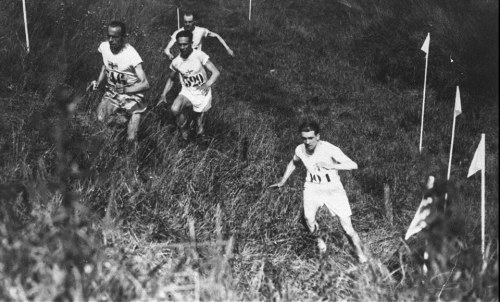 Paavo Nurmi (right) leading the individual cross-country final at theParis Olympics (July 12th, 1924