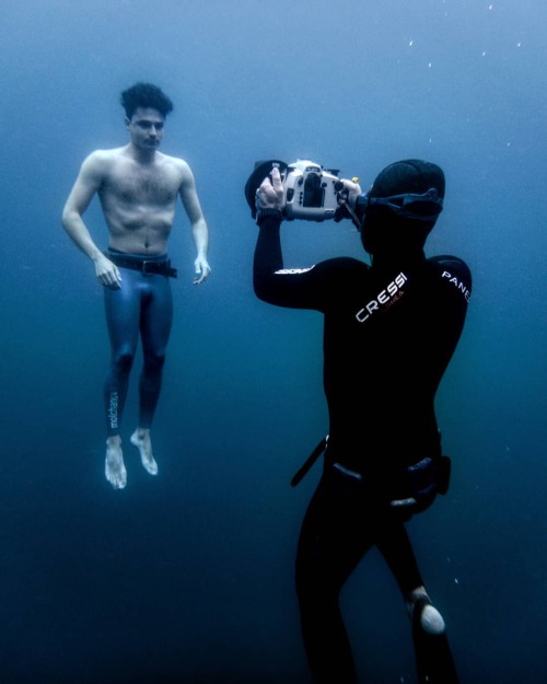 Barefaced underwater in half-wetsuit