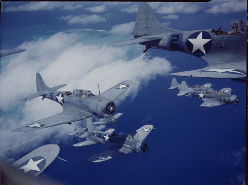 carbone14:Douglas SBD Dauntless en formation au-dessus du Pacifique©Life Magazine