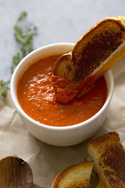 omg-yumtastic:  (Via: hoardingrecipes.tumblr.com)   Tomato Grilled Cheese Soup - Get this recipe and more http://bit.do/dGsN  Best!