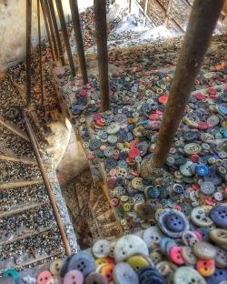 i-wear-the-cheese:  becausegoodheroesdeservekidneys: vegetarianvampireduck:  abandonedandurbex: Stairwell in an abandoned button factory A cool aesthetic, but also a damn fucking easy way to fall down some stairs   I mean… how did they get there? Was