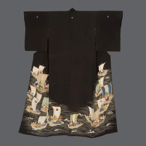 Geisha Hikizuri. Mid to late Meiji period (1880-1911), Japan.  The Kimono Gallery. A soft chiri