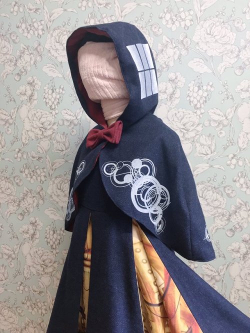 I made Hooded Cape of TARDIS costume.The TARDIS windows and Gallifreyan’s pattern were printed