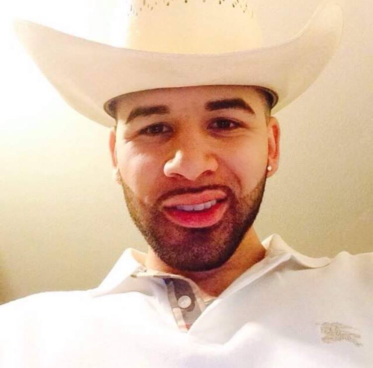 betocheto17:  I love it when guys wear cowboy hats  😍  He has a nice inked up