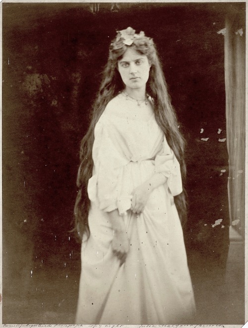 soliloquyinthedark:Marie Spartali, the famous British Pre-Raphaelite painter, photographed by Julia 