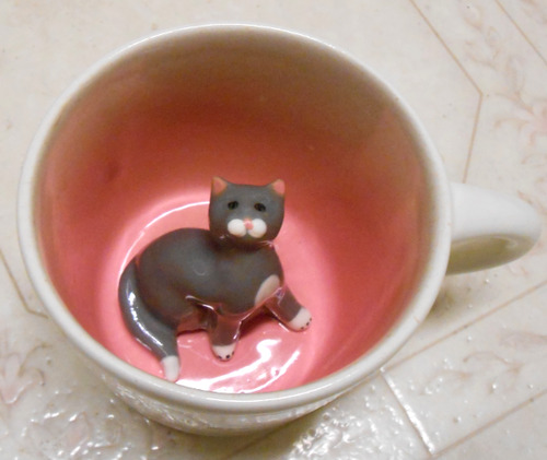 tayisoutofthewoods:officialannakendrick:iguanamouth:this mug i bought has a cat sitting at the bottomgoodbye kitty   I’M SO MAD