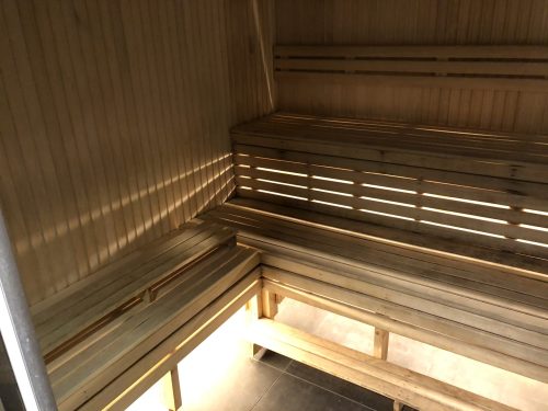Men’s shower room and sauna at  GLTK Tennisklubb/ Nordic Wellness Örgryte (shared fa