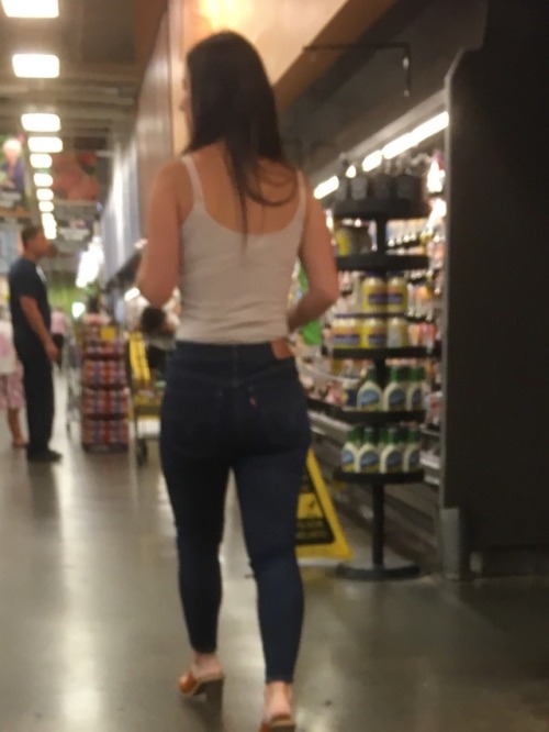 duncansteele69: Another grocery store hottie! Her ass looked so good in this jeans. I just couldn’t 