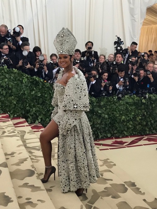 hellyeahrihannafenty:RIHANNA ARRIVES AT THE 2018 MET GALA