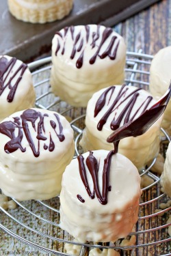 sweetoothgirl:    Copycat Zebra Cakes   