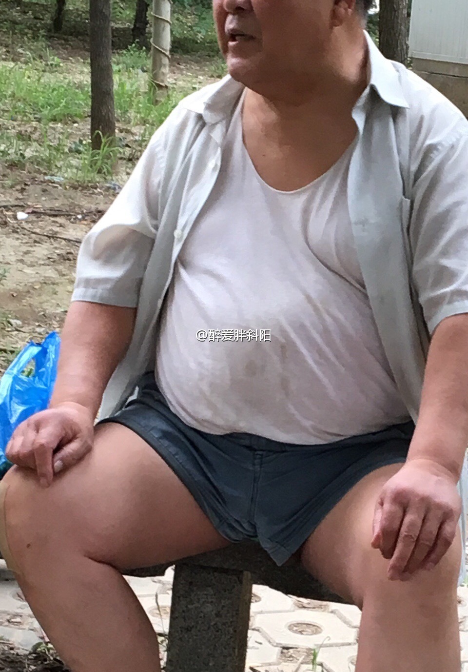 toumodajiba:  大叔的短裤太短了。所有人都可以看到他浑圆肥大的卵蛋，光溜溜的，充满了精种。