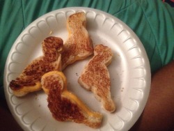 godshideouscreation:  princesslittle0ne:  Grilledcheeseosaurus!  Oh my 