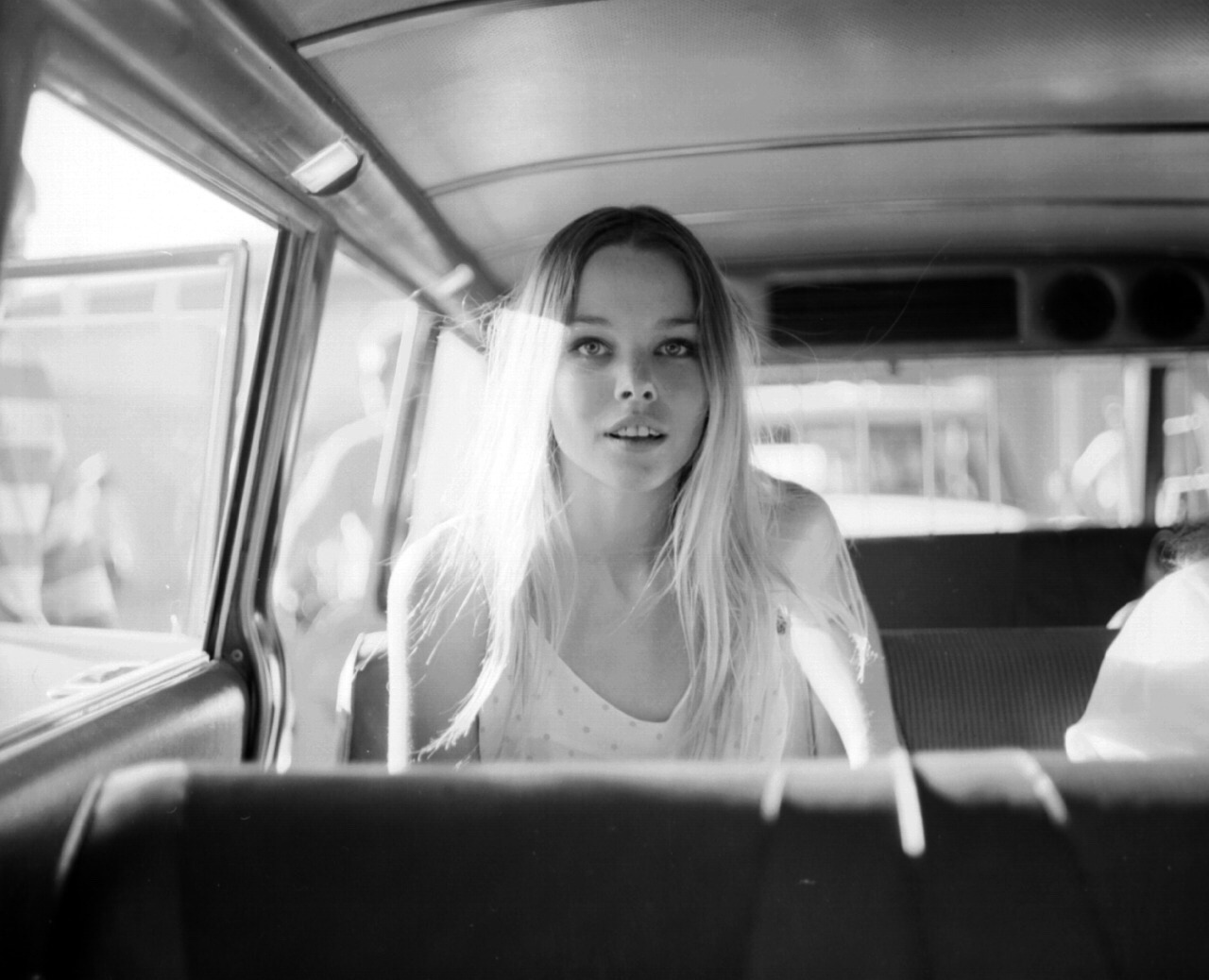 colecciones:The Mamas and the Papas’ Michelle Phillips gets photographed by Michael