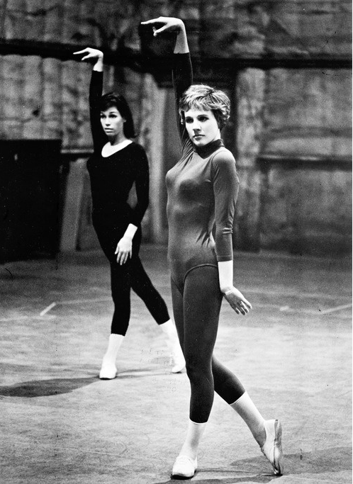 wehadfacesthen: dancingmonsters: Julie Andrews and Mary Tyler Moore rehearse for Thoroughly Modern M