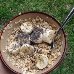 shp0ngle:  Eating this simple and beautiful breakfast that the earth has blessed me with because I’m beautiful and I deserve it.❤️(rolled oats, banana, chia seeds, agave, coconut milk) 