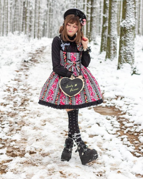 Premier outfit lolita de 2021 #lolitafashion #angelicpretty #jfashion #japanesefashion #sweetlolita 