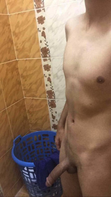 roaminfan-two:Nice shaved Arab dick and body !!!
