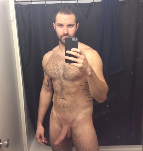 straightdudesexting:Straight hairy hunk