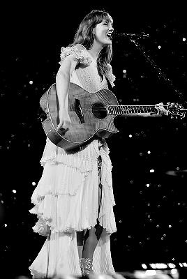 @taylorswift: 1989 Acoustic Mash Up CHAOS In Sydney (Taylor's Version)
