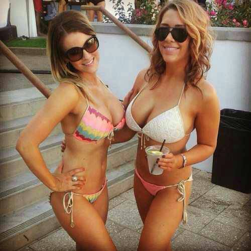 blonde&ndash;brunette:We Get Free Drinks 