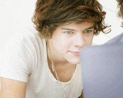 happylarrysex:  itseliberg33:  stab me with a fork   same 