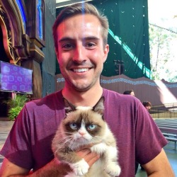 futubandera:     grumpy cat and most photogenic guy this is the only important photo 