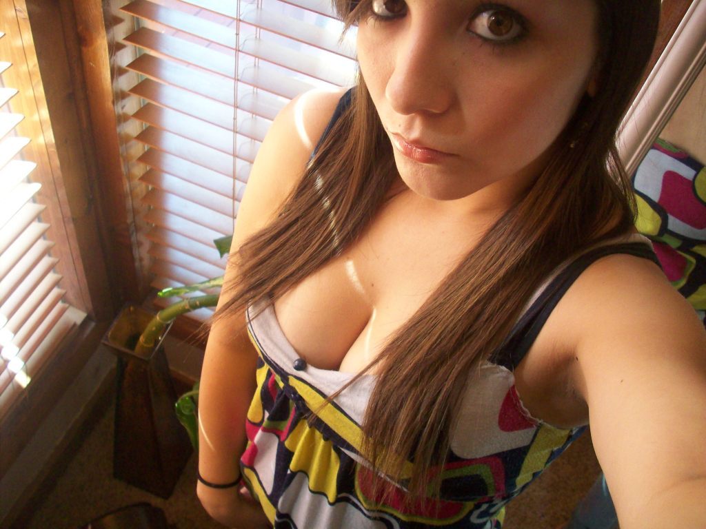 itsexy:  Great cleavage. 