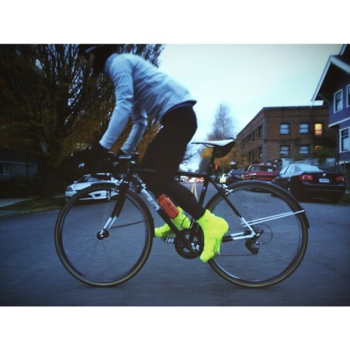 pushpulll: Cold morning made better thanks to #defeet. #vscocam #vscocycling #rapha #ridewithheart 