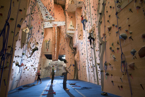 journeyofcurves:Just signed up for my intro climbing class with my girlfriend! After the class we ge