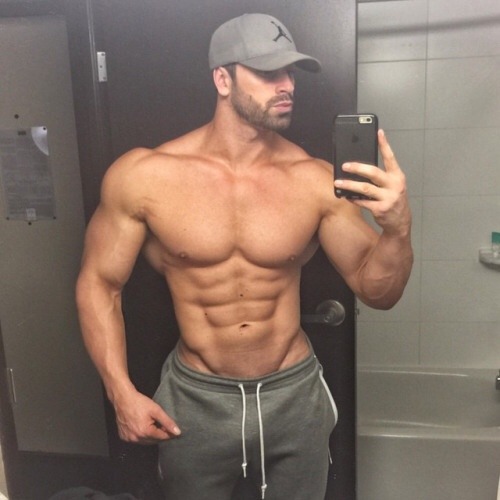 jboys20:  💕JEZEBEL’S HUNK OF THE DAY💕  Bradley Martyn   Where are his nudes? One of my followers has to have them 😉  Follow Me:JBOYS 2.0 💕