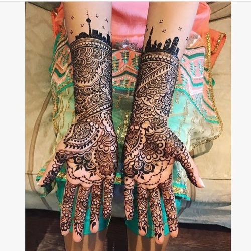 Bridal mehendi with #bfredbook member @amansmehndi … did you spot the Toronto skyline?! #desi